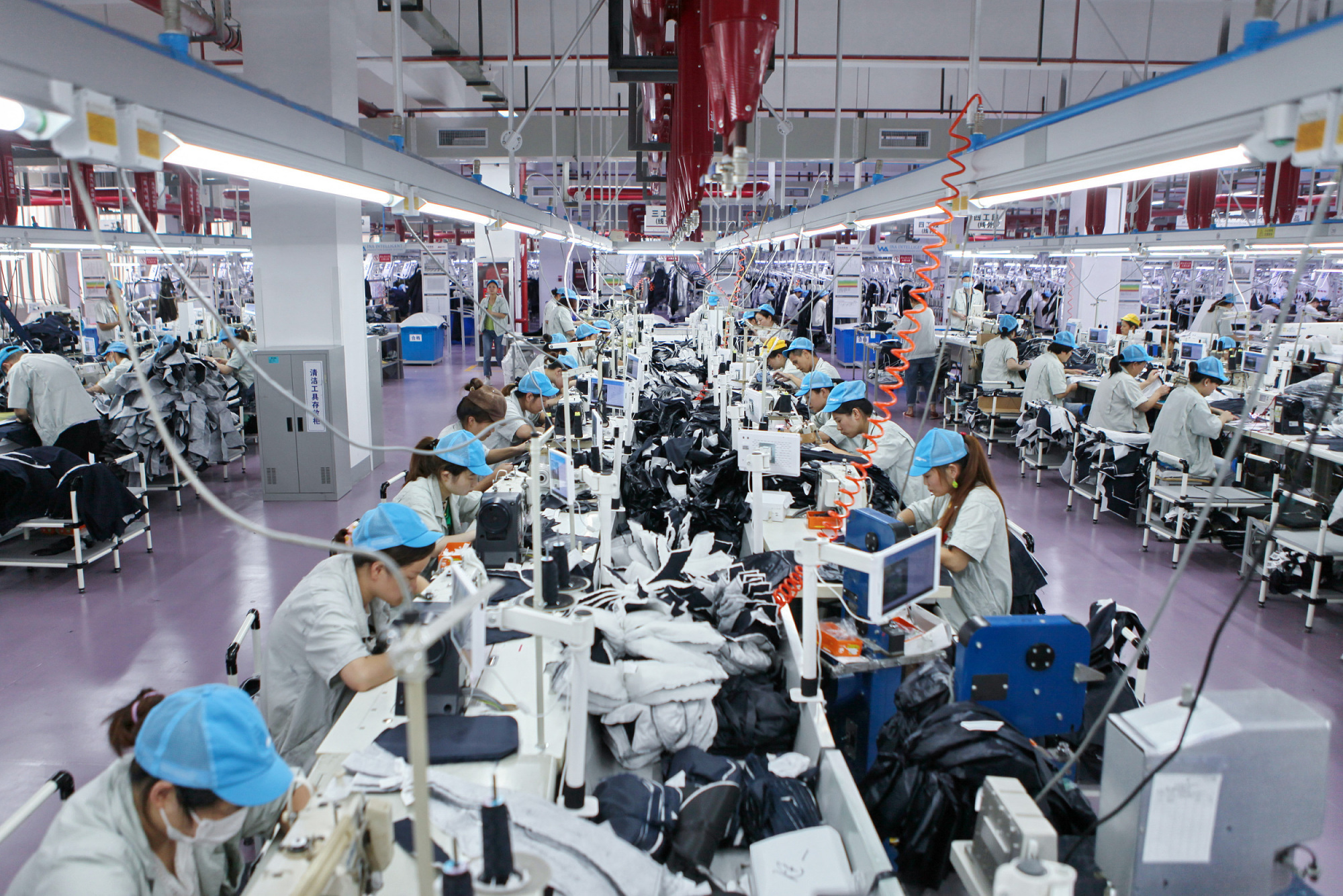 {“title”: “健维服饰制造厂投产 为区域服装制造业注入新动能”， “content”: “近日，健维服饰制造厂正式投产运营，这一消息受到行业内外广泛关注。作为区域服装制造领域的新生力量，健维服饰制造厂的投产不仅标志着企业在产能布局上迈出关键一步，也为本地服装产业链的完善与升级提供了新的支撑。\n\n服装制造业是传统优势产业，也是吸纳就业、带动地方经济发展的重要板块。健维服饰制造厂从筹建到投产，经历了设备调试、人员培训、流程优化等多个阶段，逐步形成较为完整的生产管理体系。投产后的工厂将聚焦服饰产品的